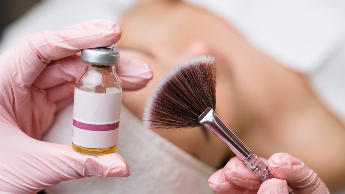 Les acides en cosmétologie : exfoliation, peelings & usages